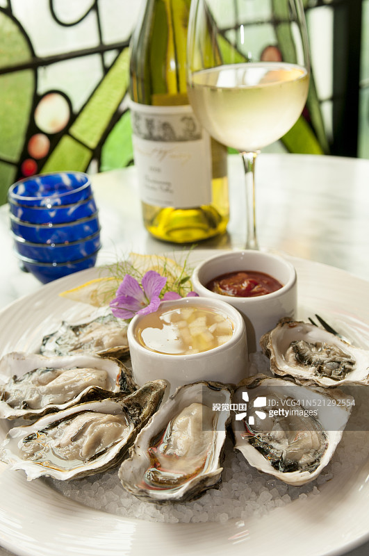华盛顿州长滩半岛餐厅的半壳生蚝图片素材