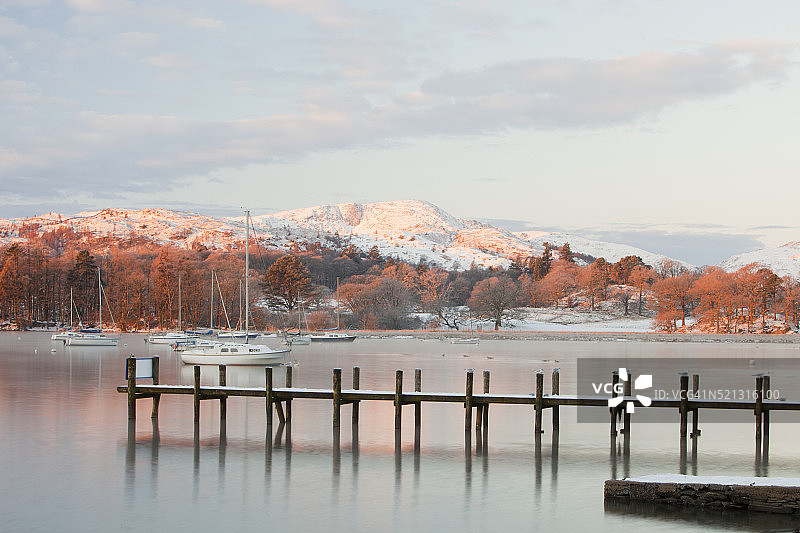 2010年12月寒潮期间日出时分的温德米尔湖图片素材