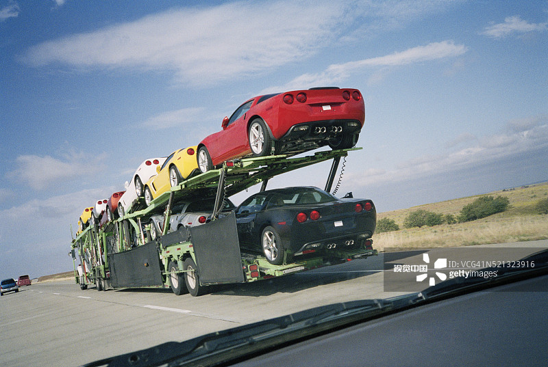 汽车运输车上的跑车图片素材
