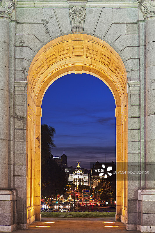 黄昏下的阿尔卡拉门图片素材