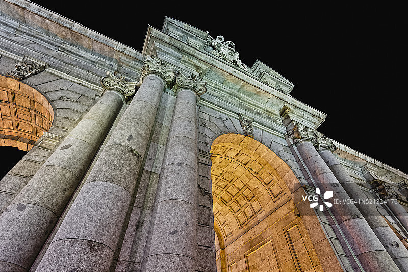 夜幕下的阿尔卡拉门图片素材