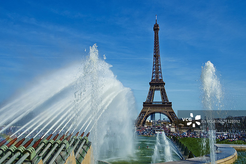 法国巴黎埃菲尔铁塔与特罗卡德罗喷泉图片素材