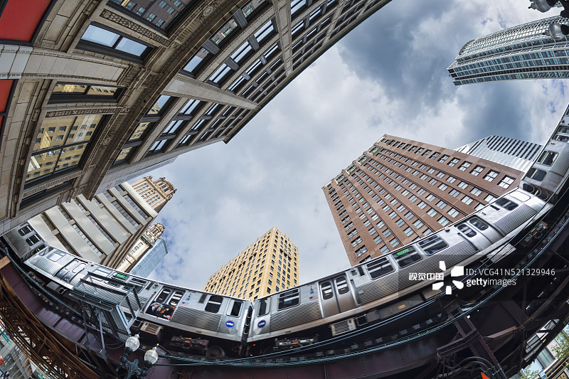 芝加哥的 elevated 高架列车图片素材