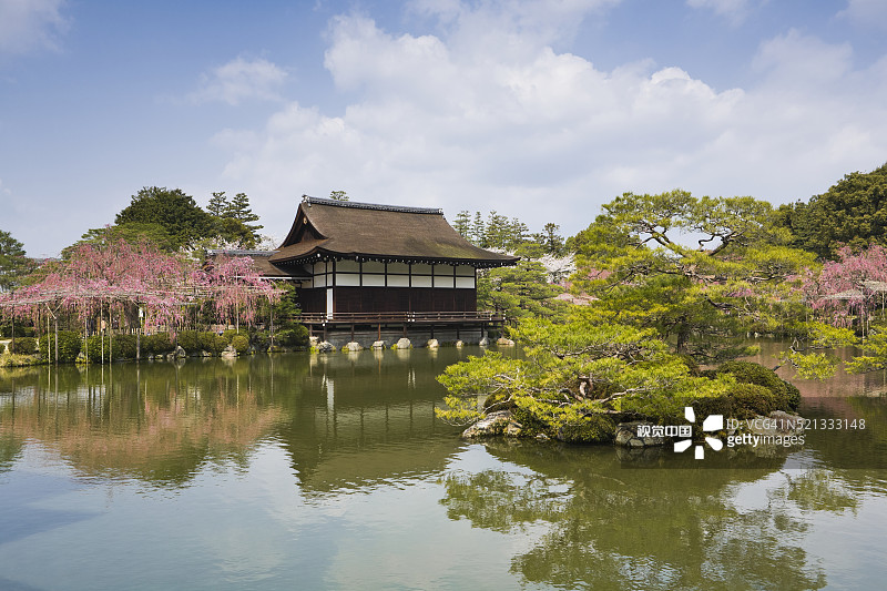 京都平安神宫的池塘与庭院图片素材