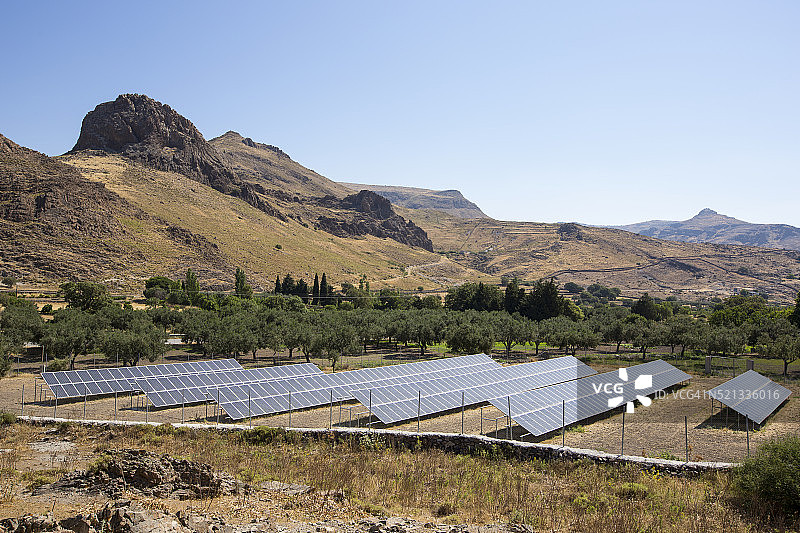 希腊莱斯沃斯岛埃雷索斯附近的太阳能发电厂图片素材