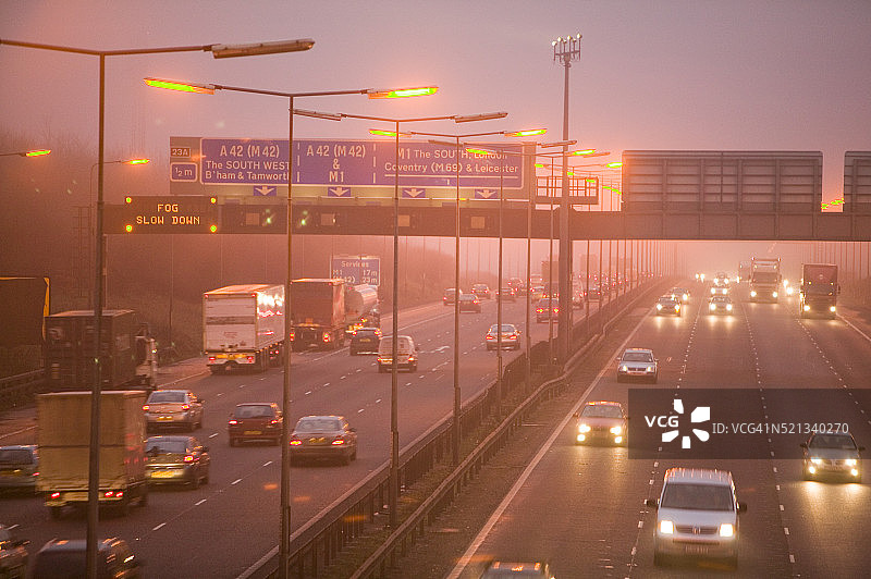 大雾中的高速公路交通图片素材