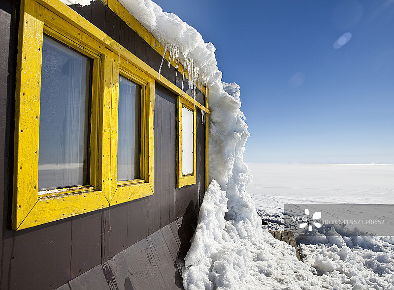 研究人员在瓦特纳冰川的小屋里图片素材