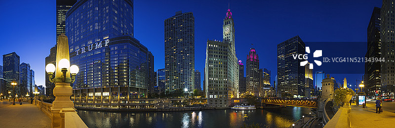 芝加哥河上黄昏时的芝加哥天际线图片素材