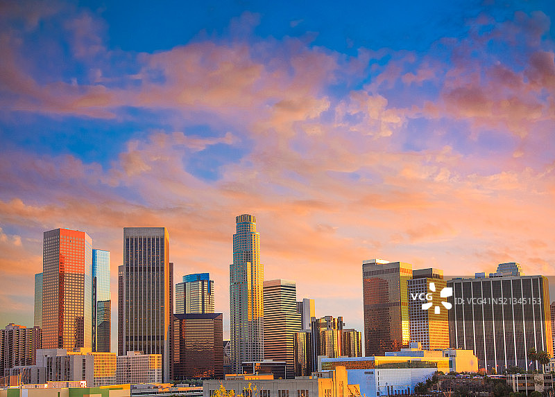 洛杉矶天际线的摩天大楼：暴风云下的日落，加州图片素材