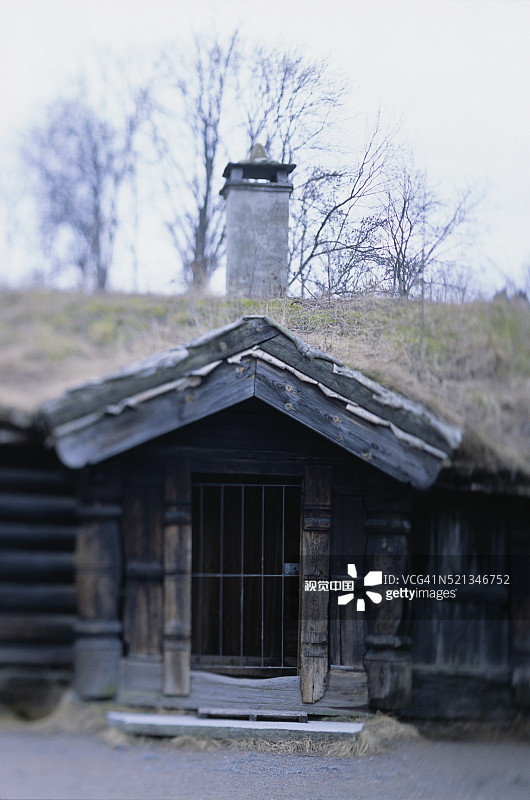 草皮屋顶小屋图片素材