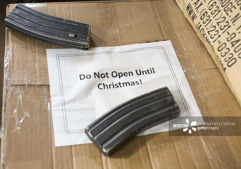给军队的圣诞礼物与弹药箱图片素材