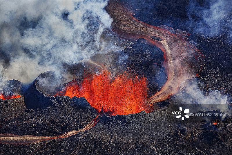 冰岛巴达本加火山附近的霍卢赫劳恩裂缝火山喷发图片素材