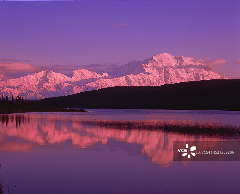 夏天德纳里山上的夕阳图片素材