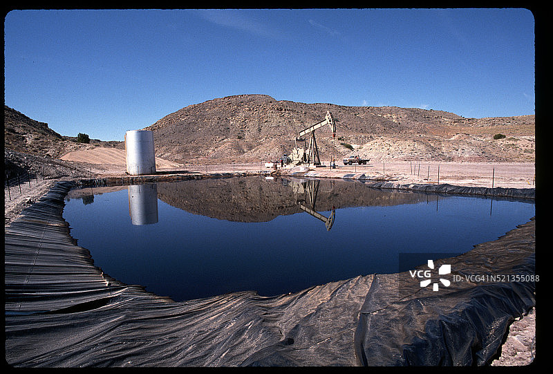 油泵旁的尾矿池图片素材