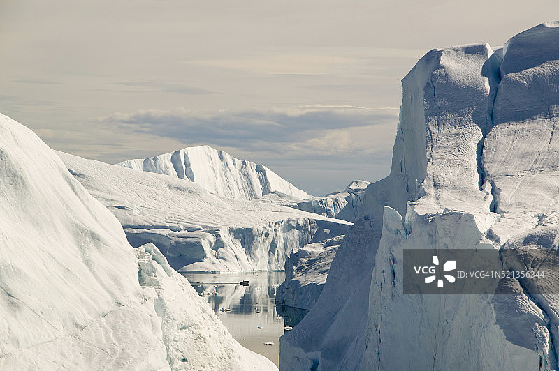 雅各布斯港冰川附近的渔船图片素材