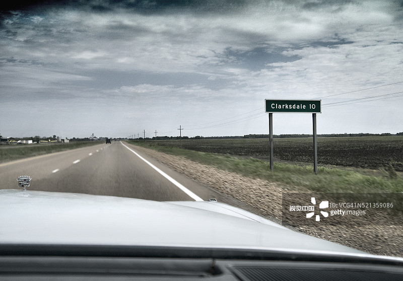 卡迪拉克Coupe de Ville经典款行驶在美国密西西比州61号公路图片素材