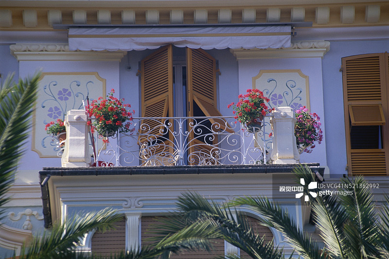 别墅阳台上盛开的鲜花图片素材