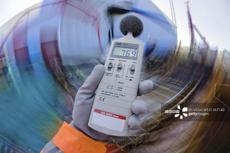 建筑工地上的噪音测量图片素材