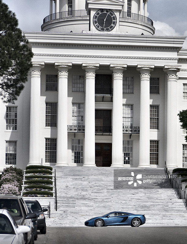 美国亚拉巴马州蒙哥马利州议会大厦前的迈凯伦超级跑车图片素材