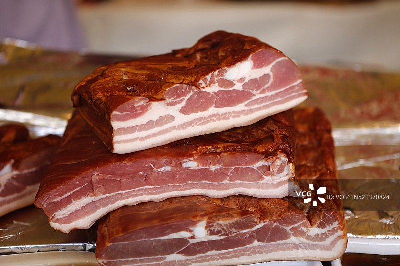 巴黎户外农贸市场出售的熏肉图片素材
