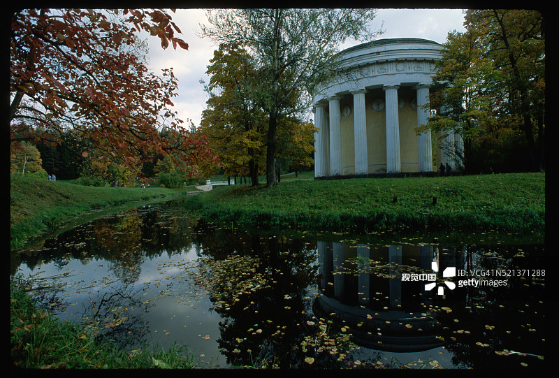宫殿内的溪流与寺庙图片素材