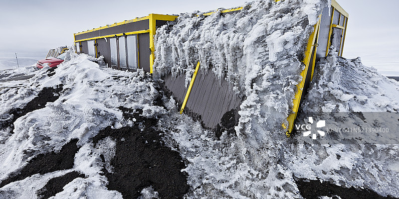 冰岛格里姆斯沃特火山喷发后覆盖火山灰和冰川的研究小屋图片素材