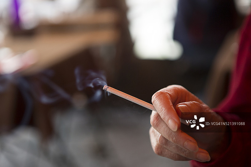 女人手中燃烧的香烟图片素材