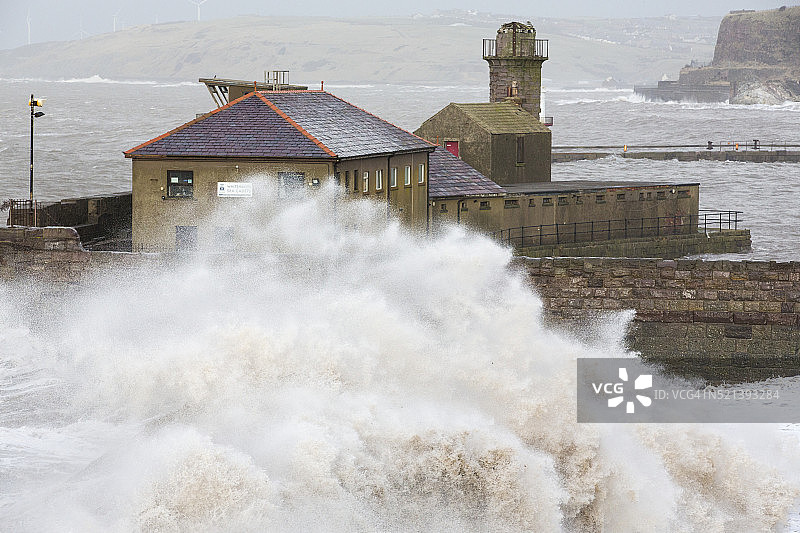 2014年1月风暴潮期间的怀特黑文港口，伴有高潮和强风图片素材