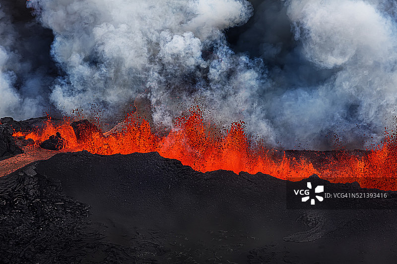 冰岛巴达本加火山附近霍卢赫劳恩裂缝喷发时的熔岩喷泉图片素材