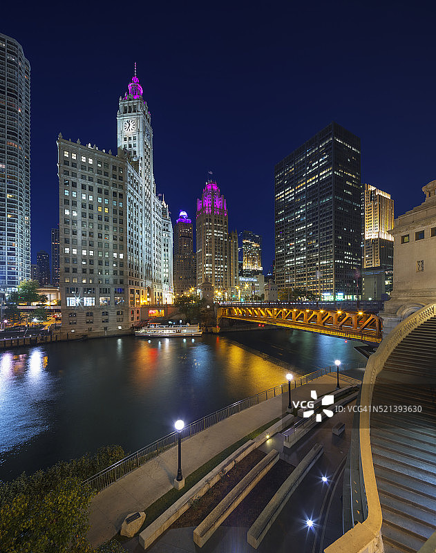 芝加哥河上黄昏时的芝加哥天际线图片素材