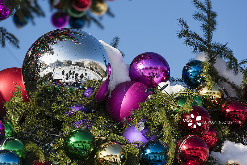苏黎世歌剧院外的圣诞球装饰图片素材