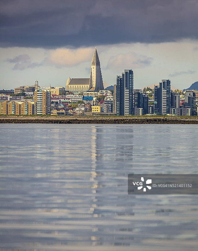 雷克雅未克天际线与哈尔格林姆斯大教堂图片素材