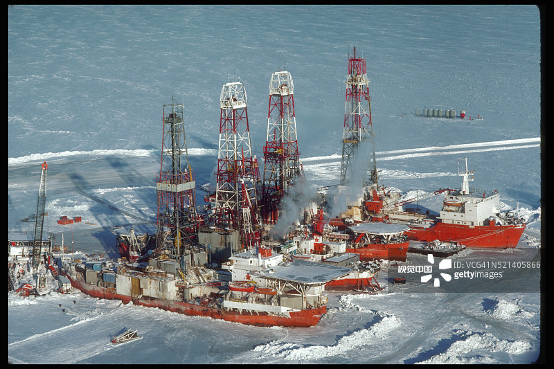 石油钻井船和钻塔图片素材