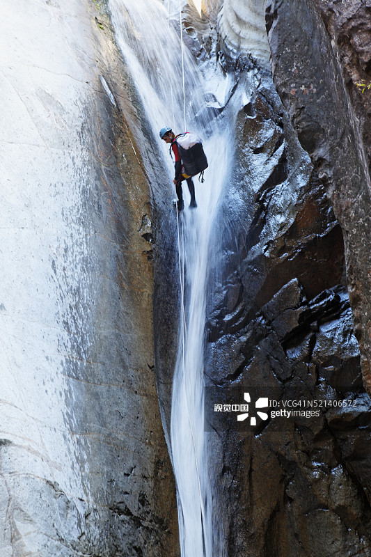 留尼汪锡拉奥斯圆形剧场，黄色花朵峡谷的峡谷漂流图片素材