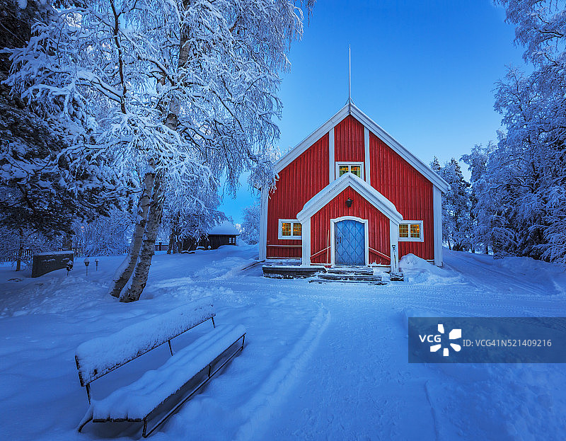 瑞典拉普兰地区尤卡斯耶尔维的木制小教堂图片素材