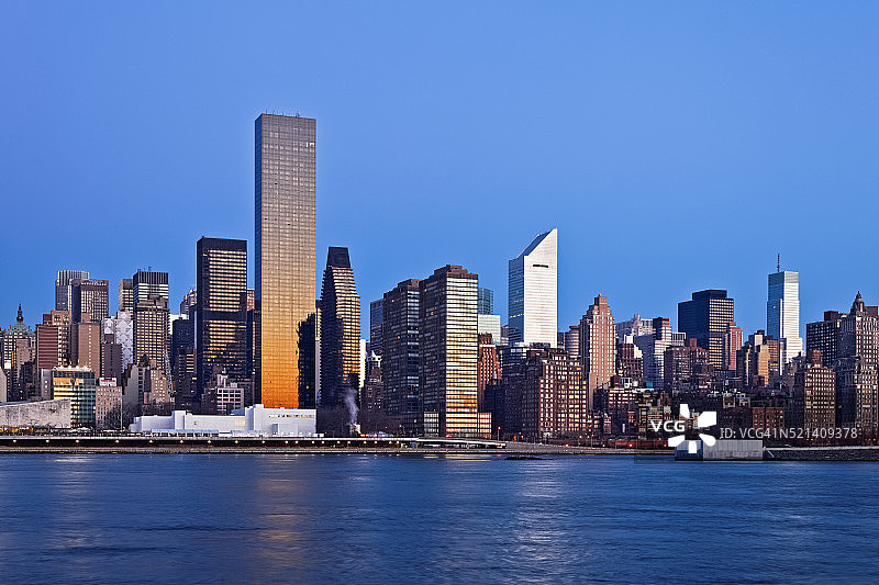 暮色下的曼哈顿中城天际线图片素材