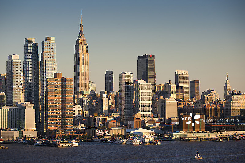 从哈德逊河看到的帝国大厦图片素材