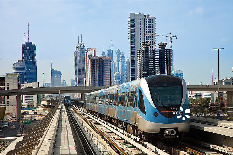 迪拜天际线与迪拜地铁图片素材