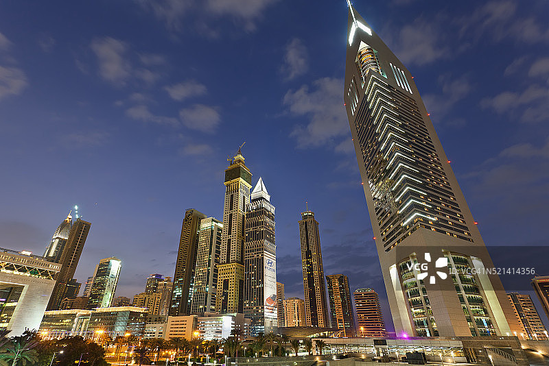 迪拜黄昏时分的阿联酋大厦和摩天大楼图片素材
