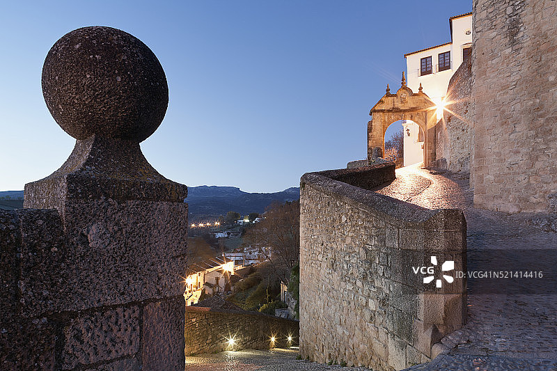 西班牙安达卢西亚龙达古镇墙和拱形费利佩门黎明景色图片素材