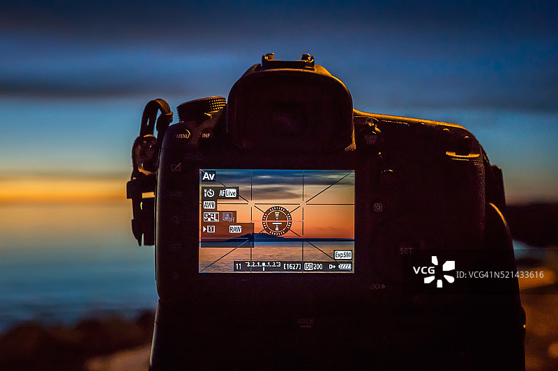 数码单反相机背面屏幕显示日落图片素材