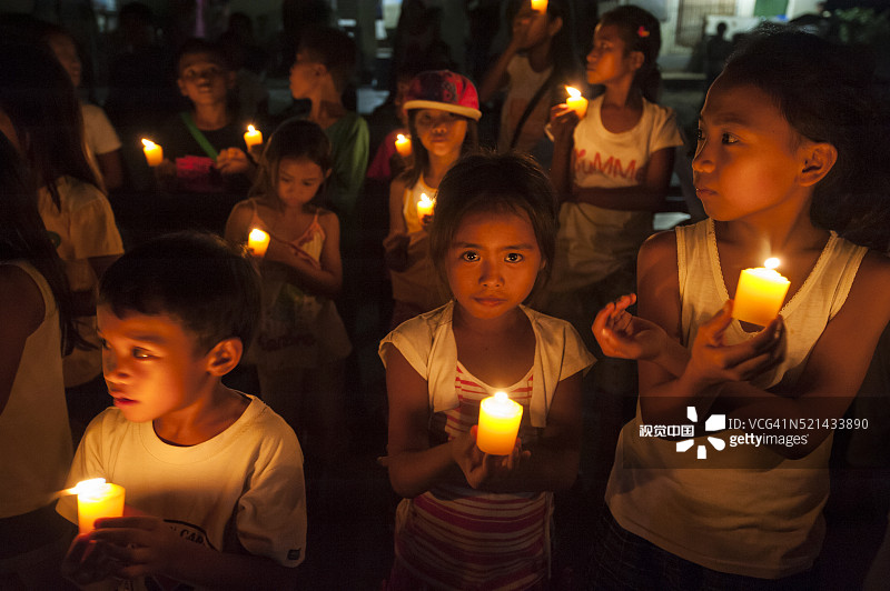 孩子们点燃圣诞蜡烛图片素材