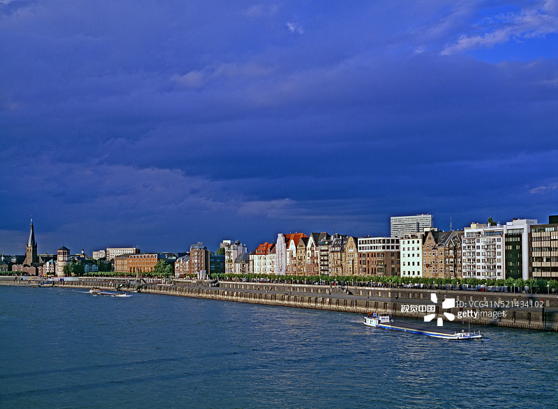 杜塞尔多夫和莱茵河的天际线图片素材