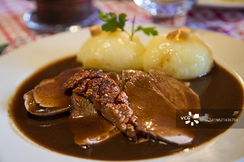在Goldenes Kreuz餐厅供应的美味烤猪肉配土豆丸子图片素材