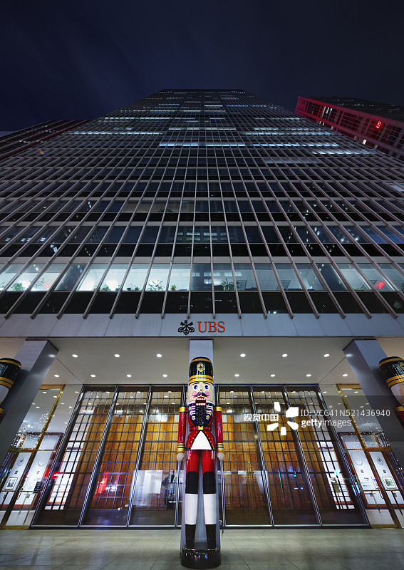 纽约市假日期间第六大道的瑞银银行图片素材