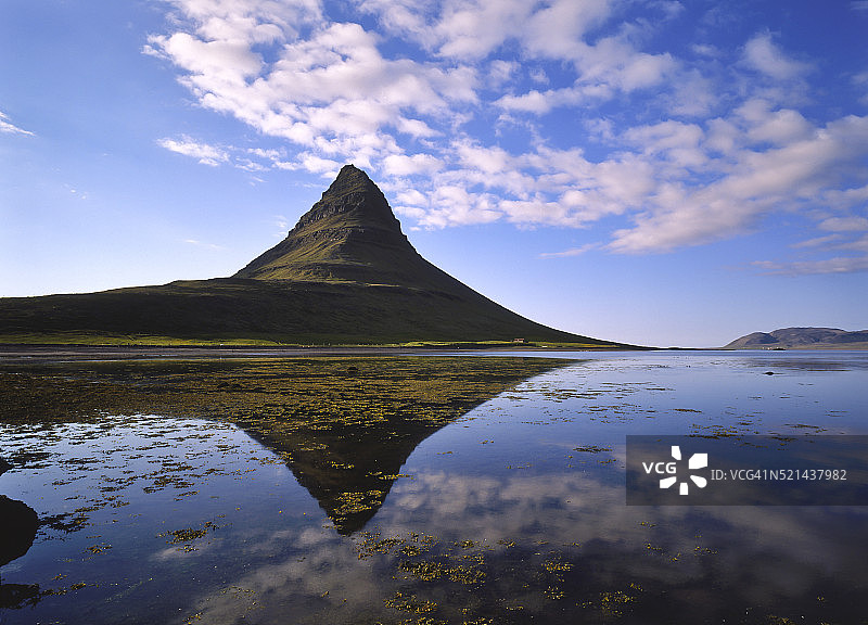 冰岛格伦达菲厄泽的教堂山倒影图片素材