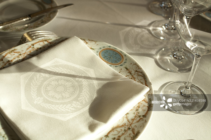 巴黎Le Grand Vefour餐厅的餐桌布置图片素材