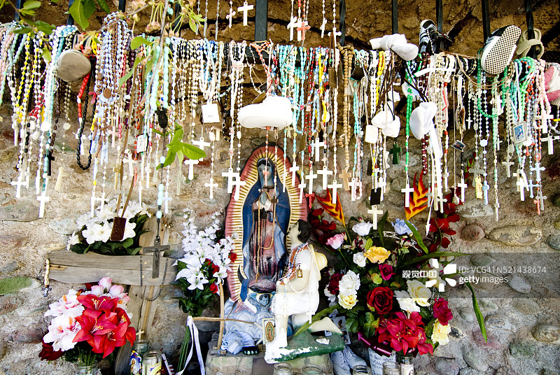 美国新墨西哥州奇马约圣殿的朝圣者祭品图片素材