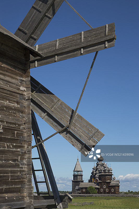 木制风车、钟楼、圣母代祷教堂和耶稣显圣教堂图片素材