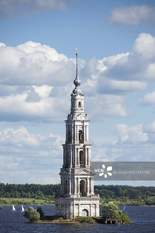 伏尔加河上卡利亚津的被洪水淹没的教堂塔楼图片素材